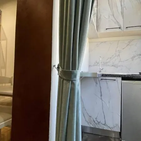 Apartman In Myslym Shyri Street *