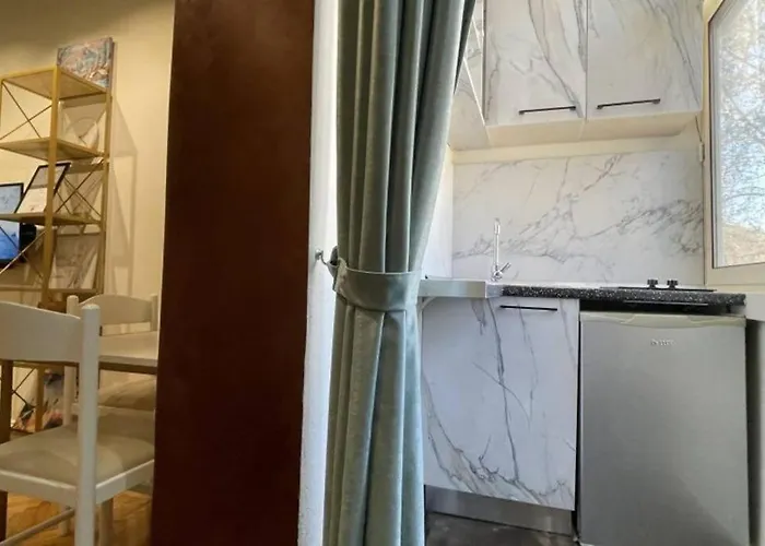 Apartman In Myslym Shyri Street *