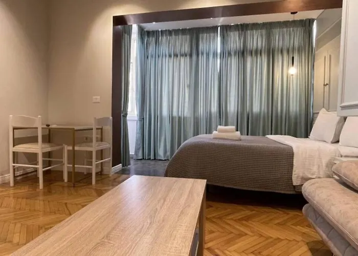 Apartman In Myslym Shyri Street *